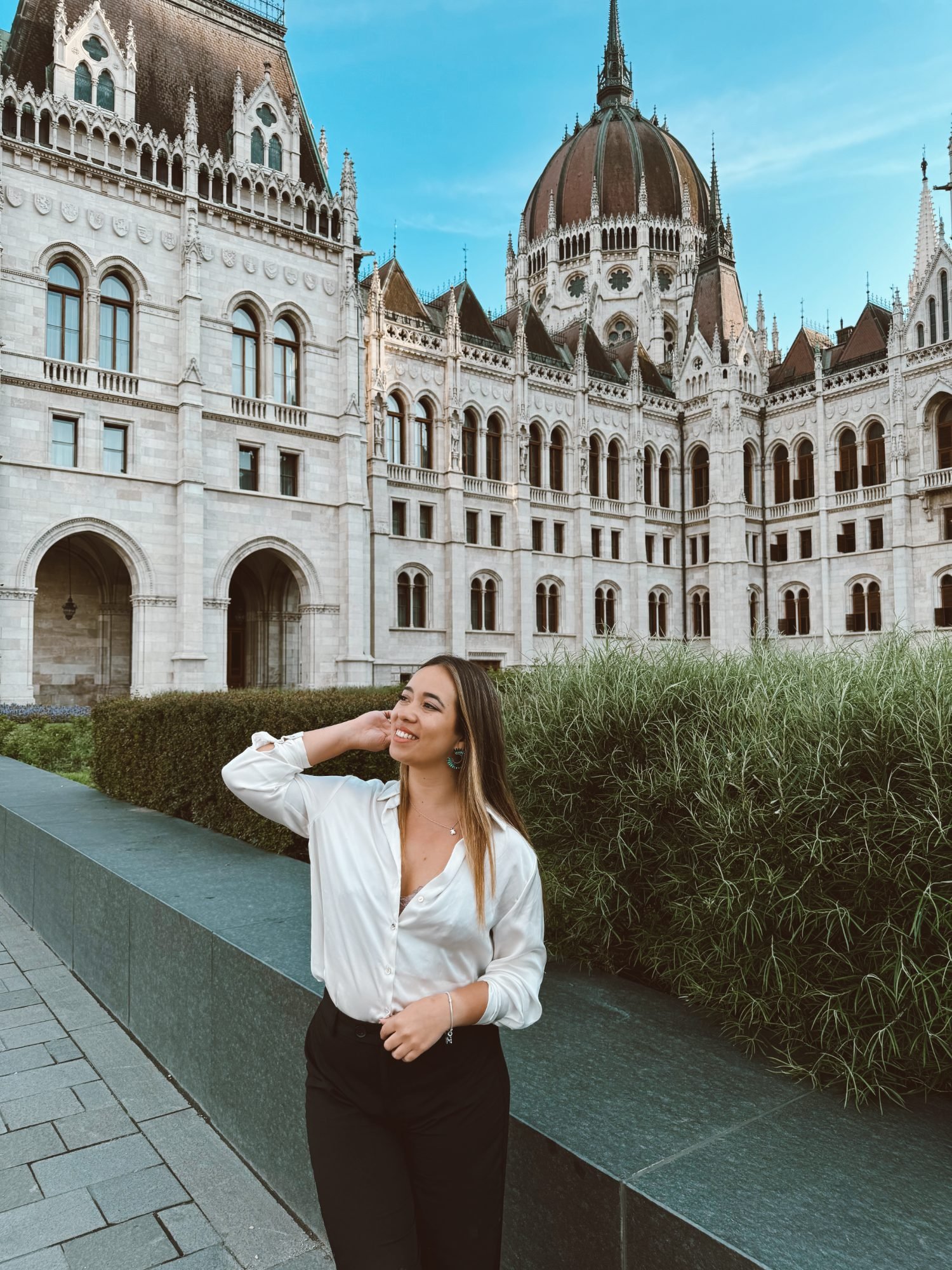 Denise diante do Parlamento de Budapeste