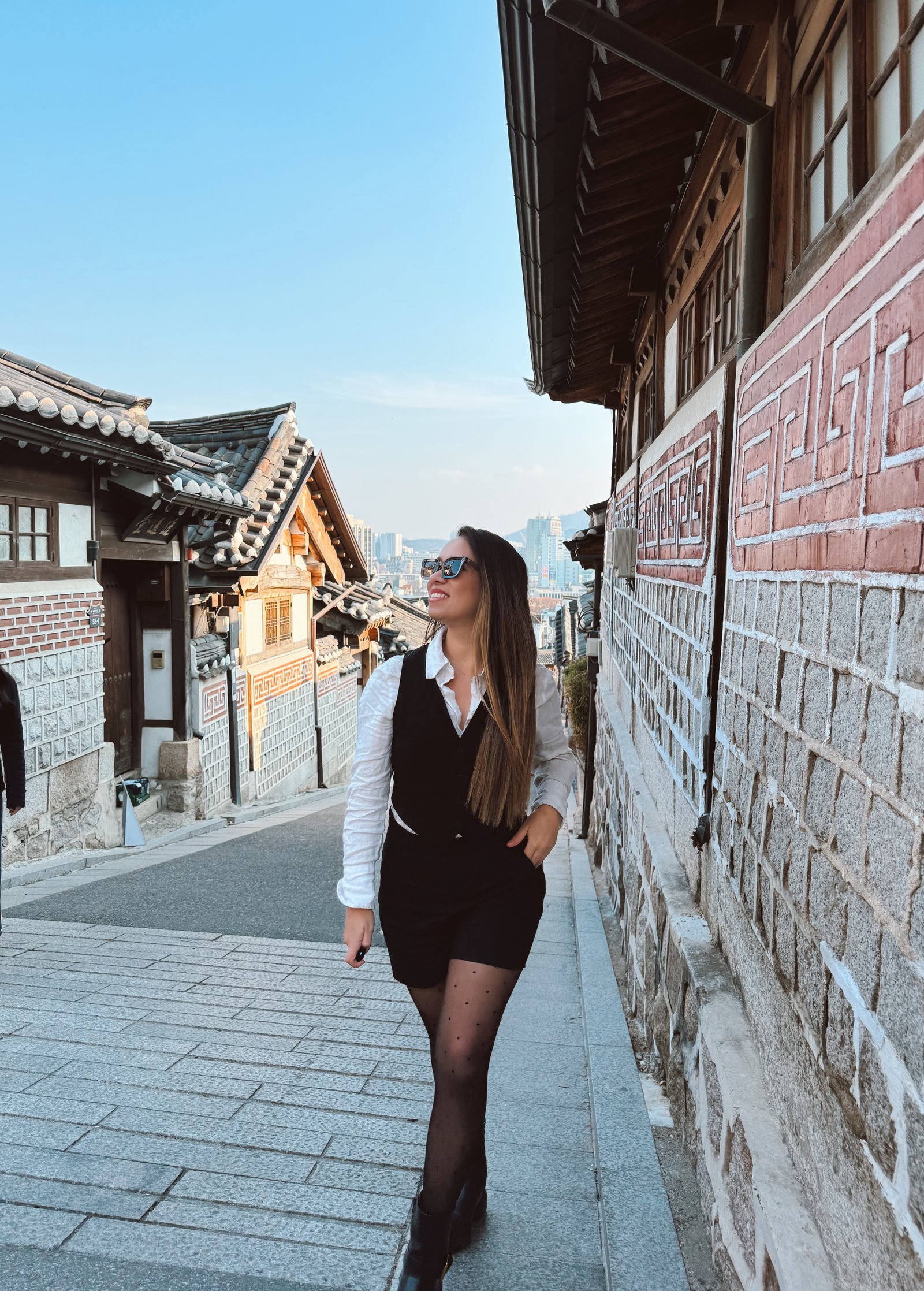 Denise caminhando pelas casas tradicionais de Bukchon, na Coreia