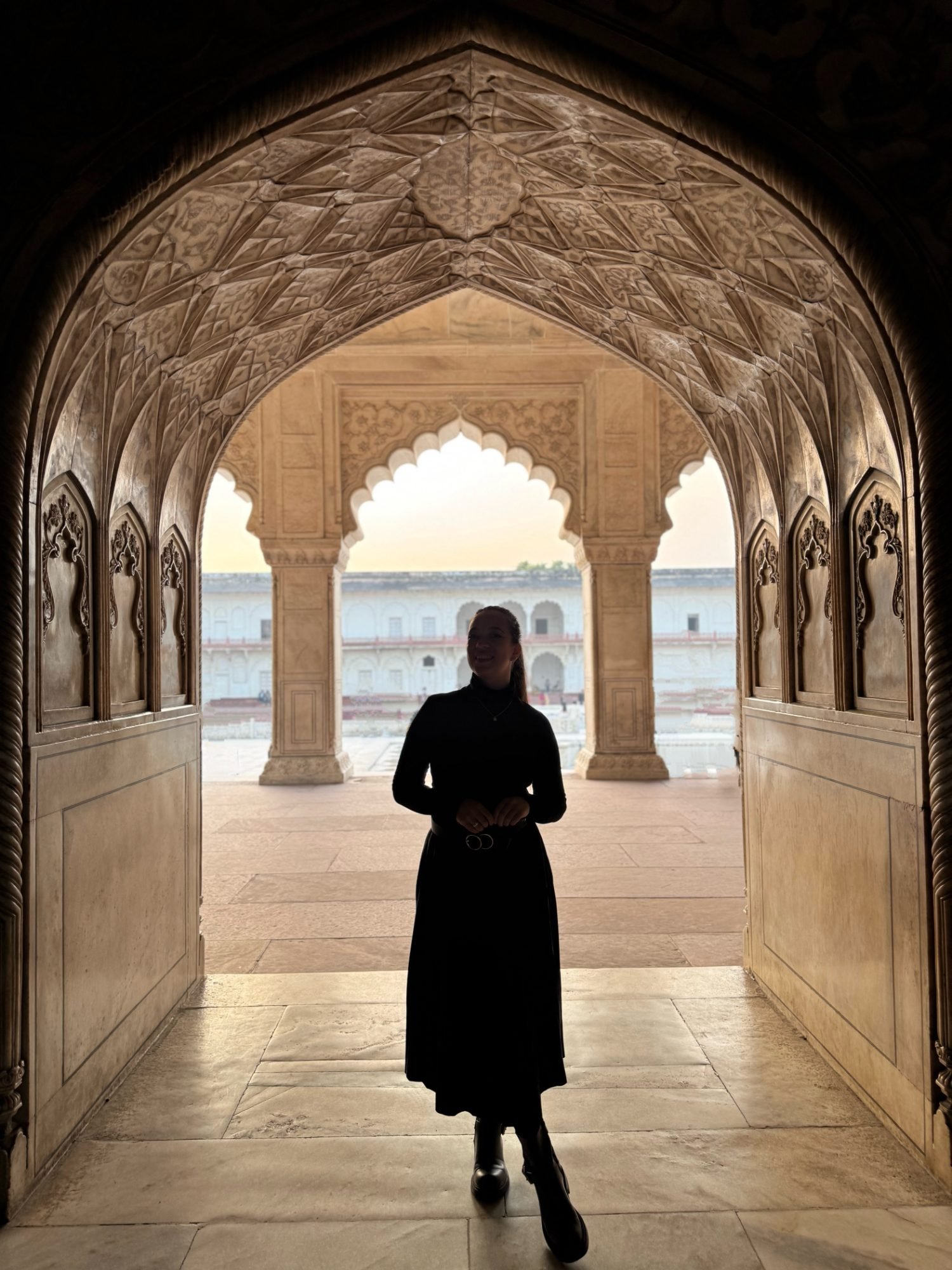 Denise sob os arcos do Forte de Agra