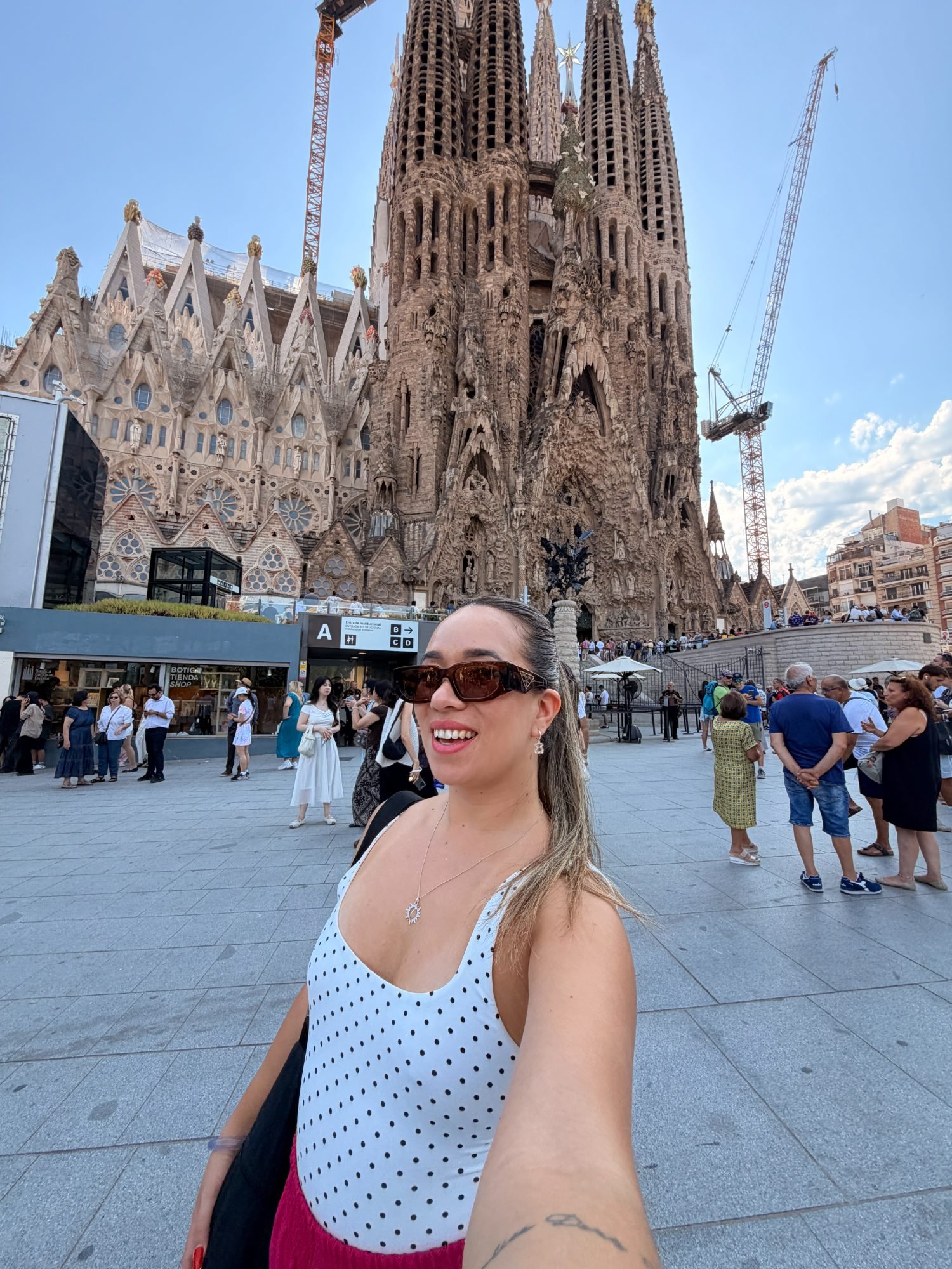 Denise diante da Sagrada Família, em Barcelona