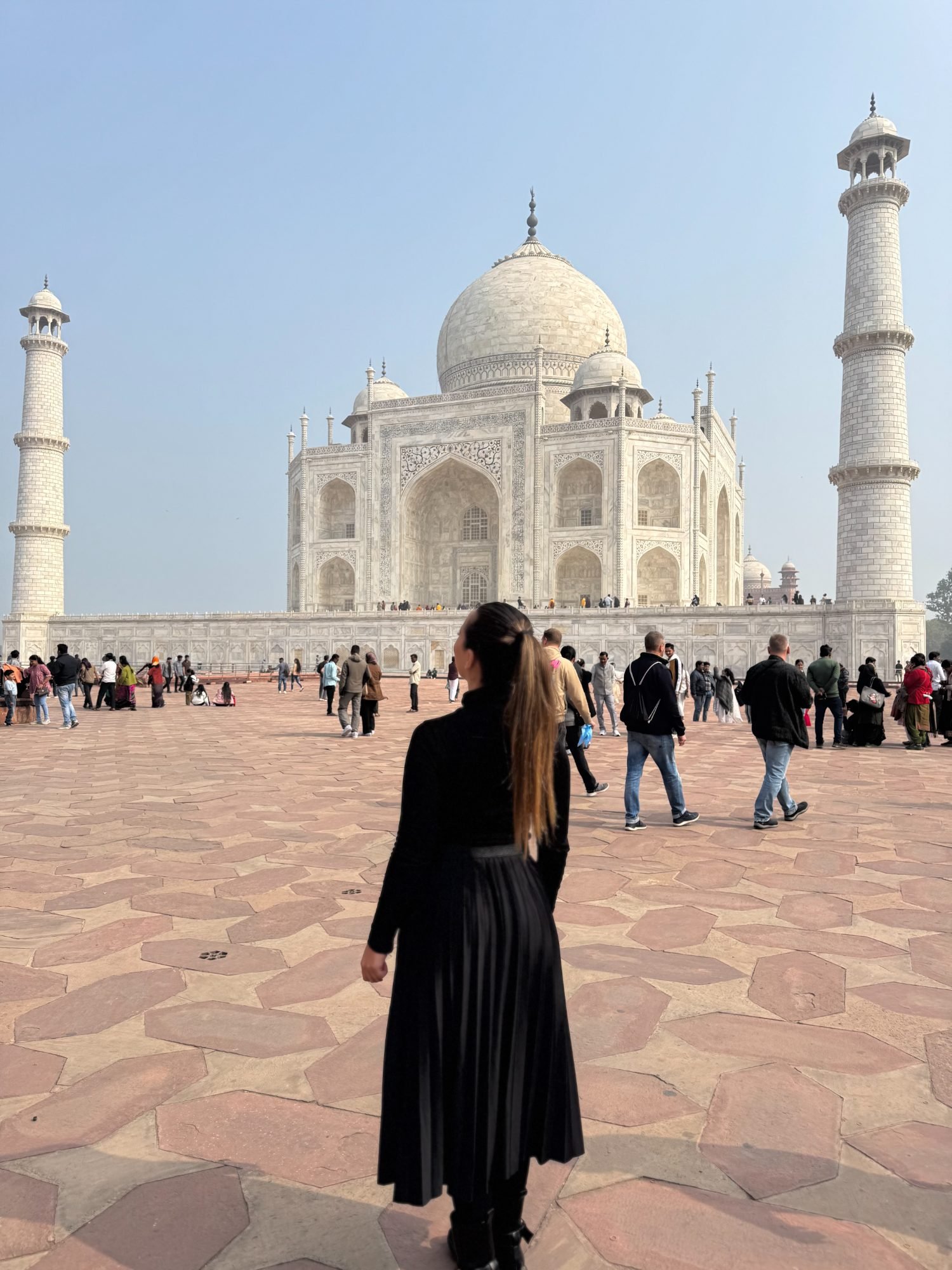 Denise diante do Taj Mahal, na Índia
