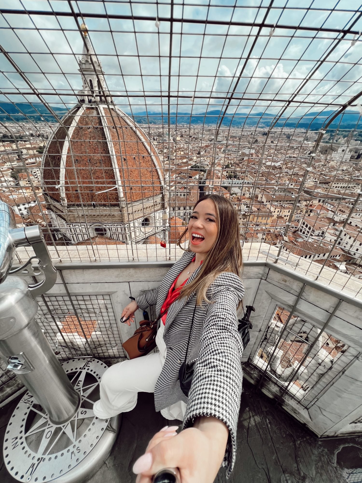 Denise no alto do campanário, com a cúpula de Brunelleschi atrás