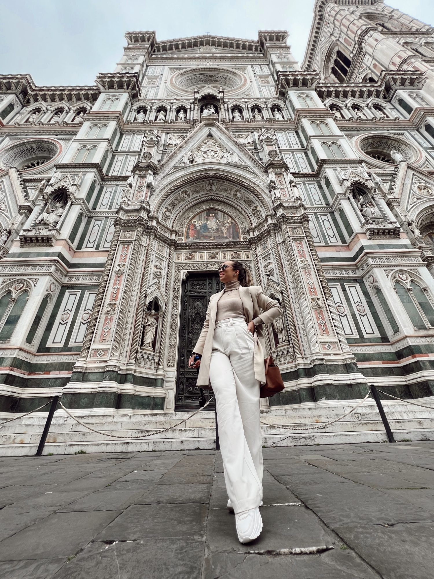 Denise diante da fachada do Duomo de Florença