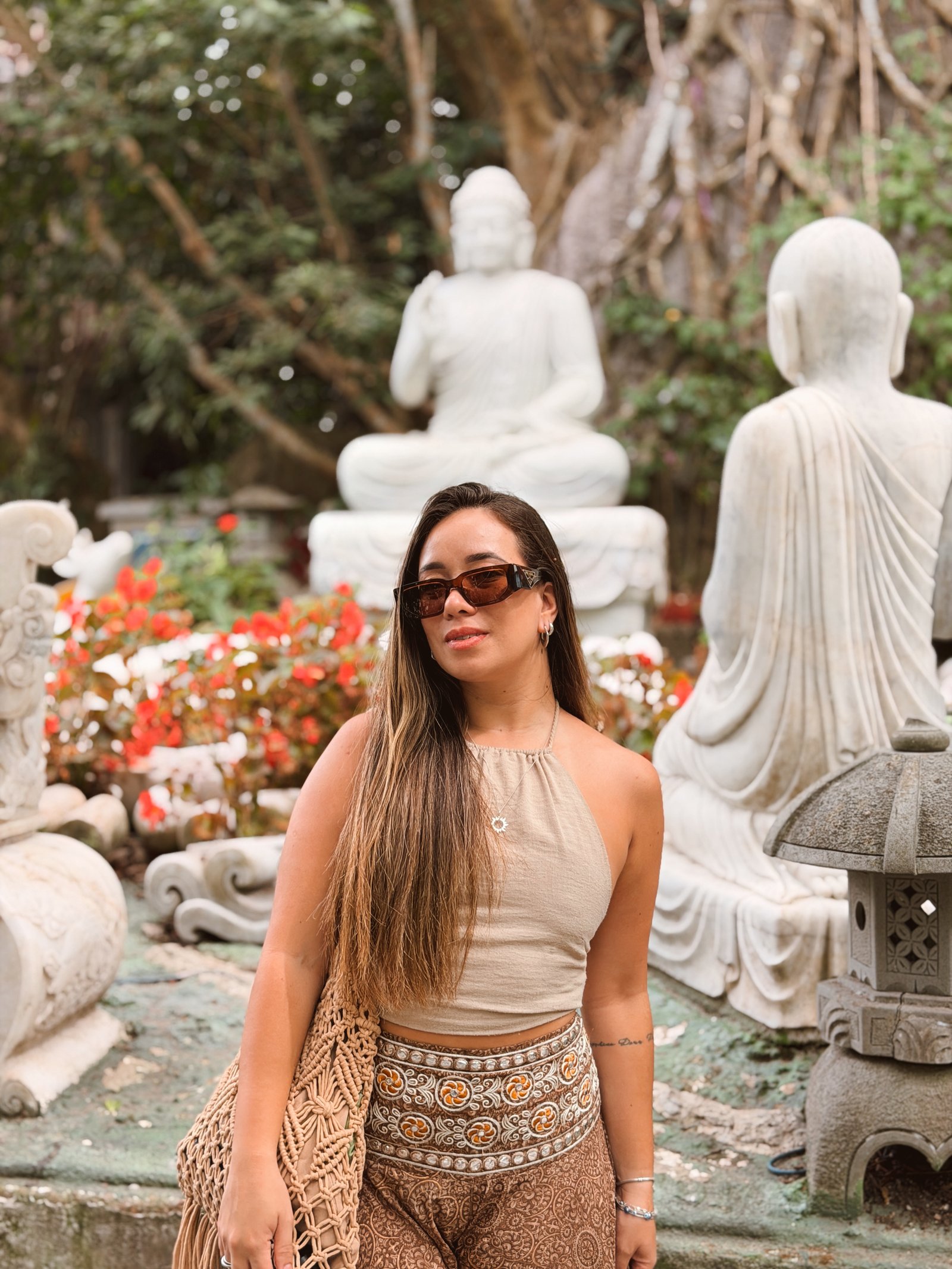 Denise diante de estátuas de Buda em Da Nang