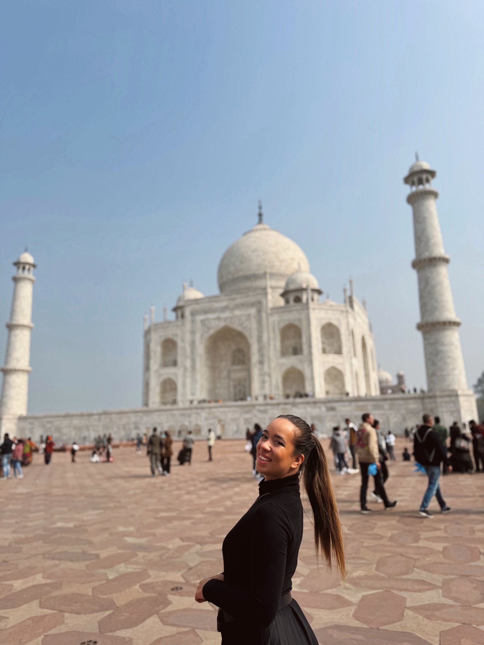 Denise sorrindo diante do Taj Mahal