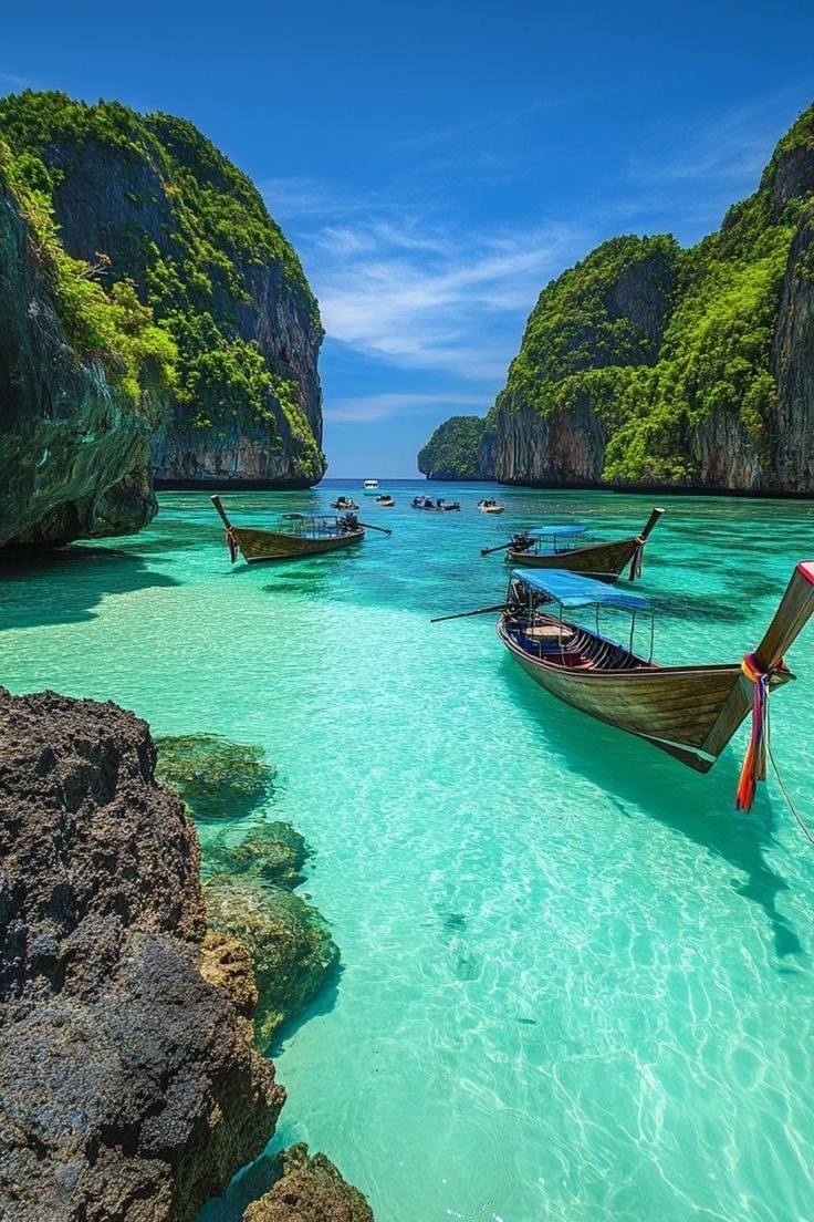 Barcos de cauda longa em águas turquesa nas ilhas Phi Phi, Tailândia
